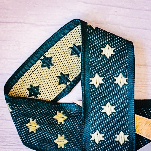 Grönt band med guldstjärnor, metalltråd i kanterna, 3 cm bred. 2m.*