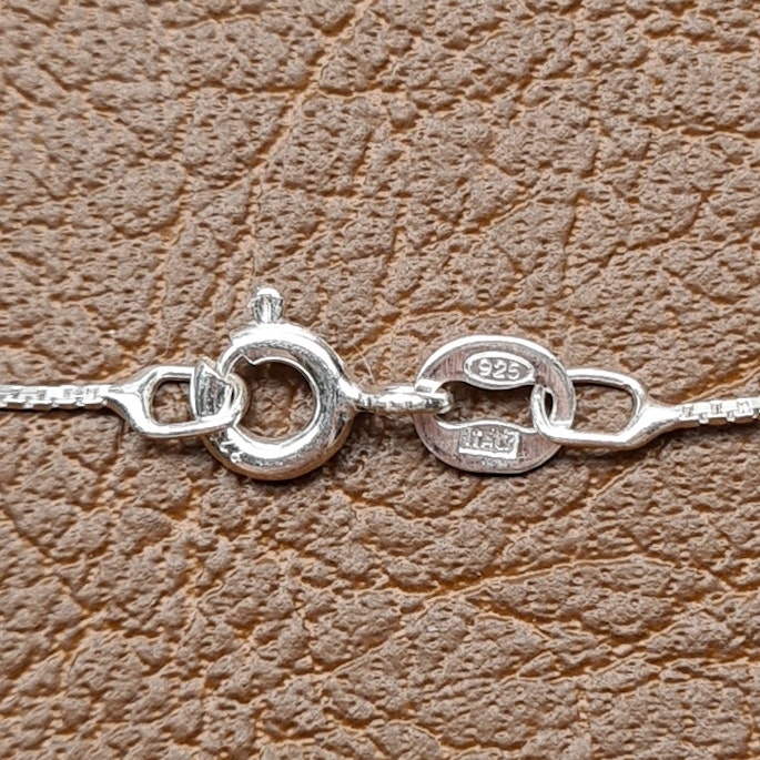 925 Sterling Silver, Halsband 61,5 cm och pärla 1,3 cm med strass. Länk: Ankarkedja