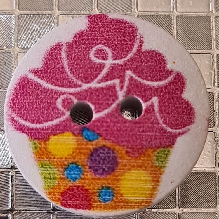 Knapp, Cupcake, Cerise, 2 cm.