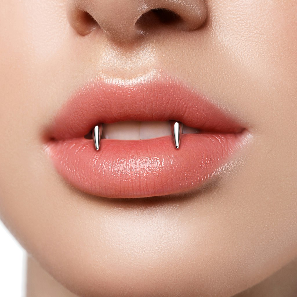 Smiley piercing 1,2mm med koner - vampyrtänder