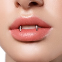 Smiley piercing 1,2mm med koner - vampyrtänder