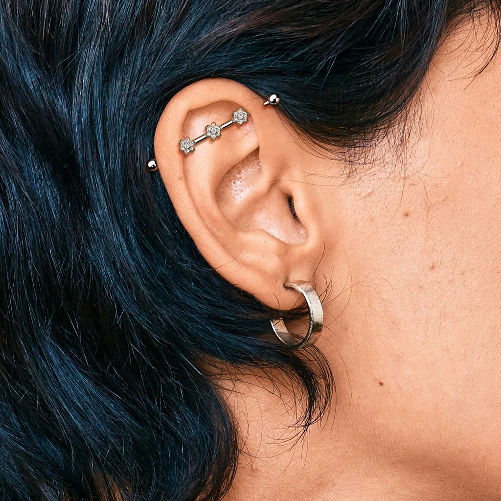Titanium industrial barbell 1,6mm med tre blommor med kubisk zirconia