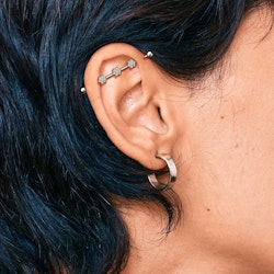Titanium industrial barbell 1,6mm med tre blommor med kubisk zirconia