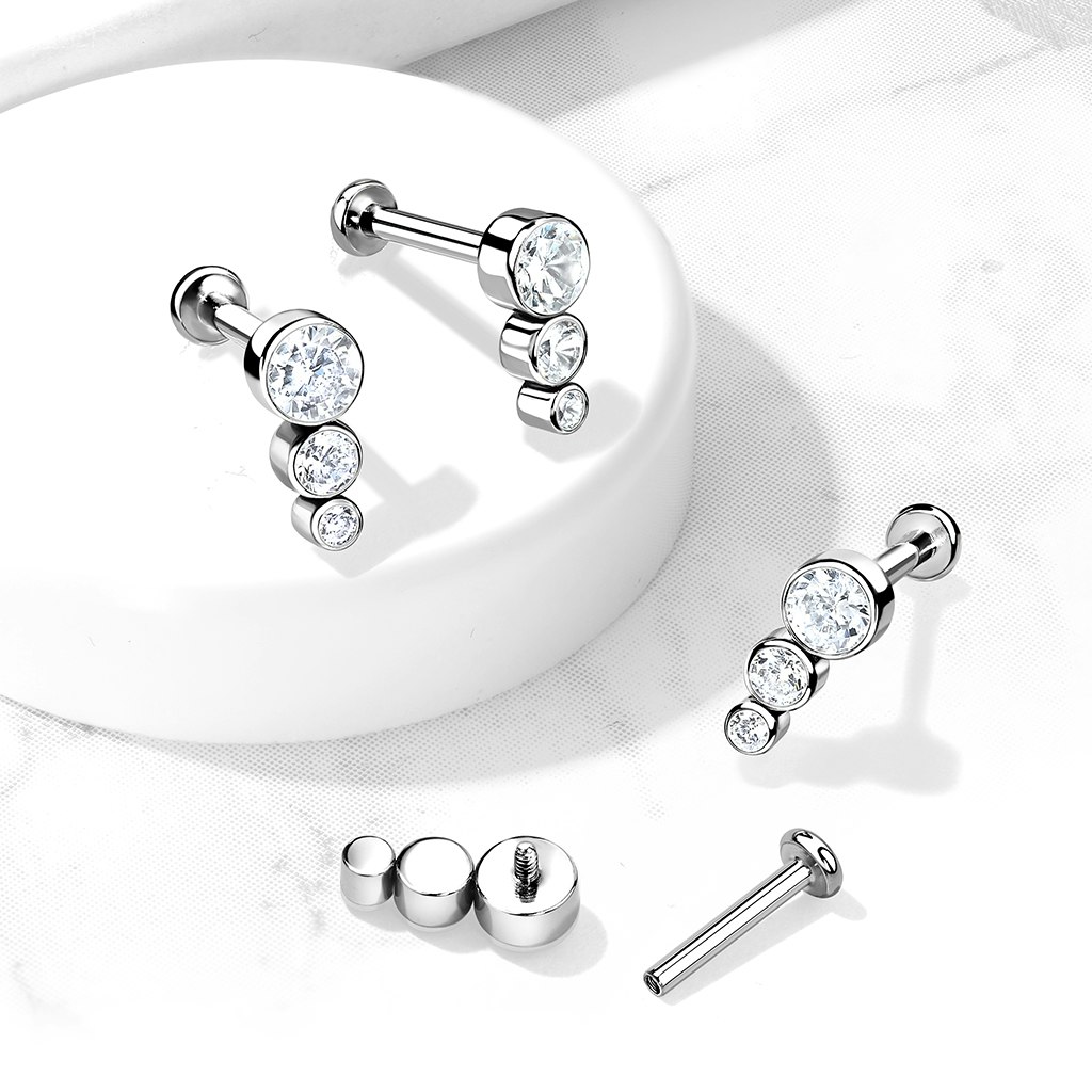 Labret / flat back piercing i titanium 1,2mm - Tre kubisk zirconia i ökande storlek