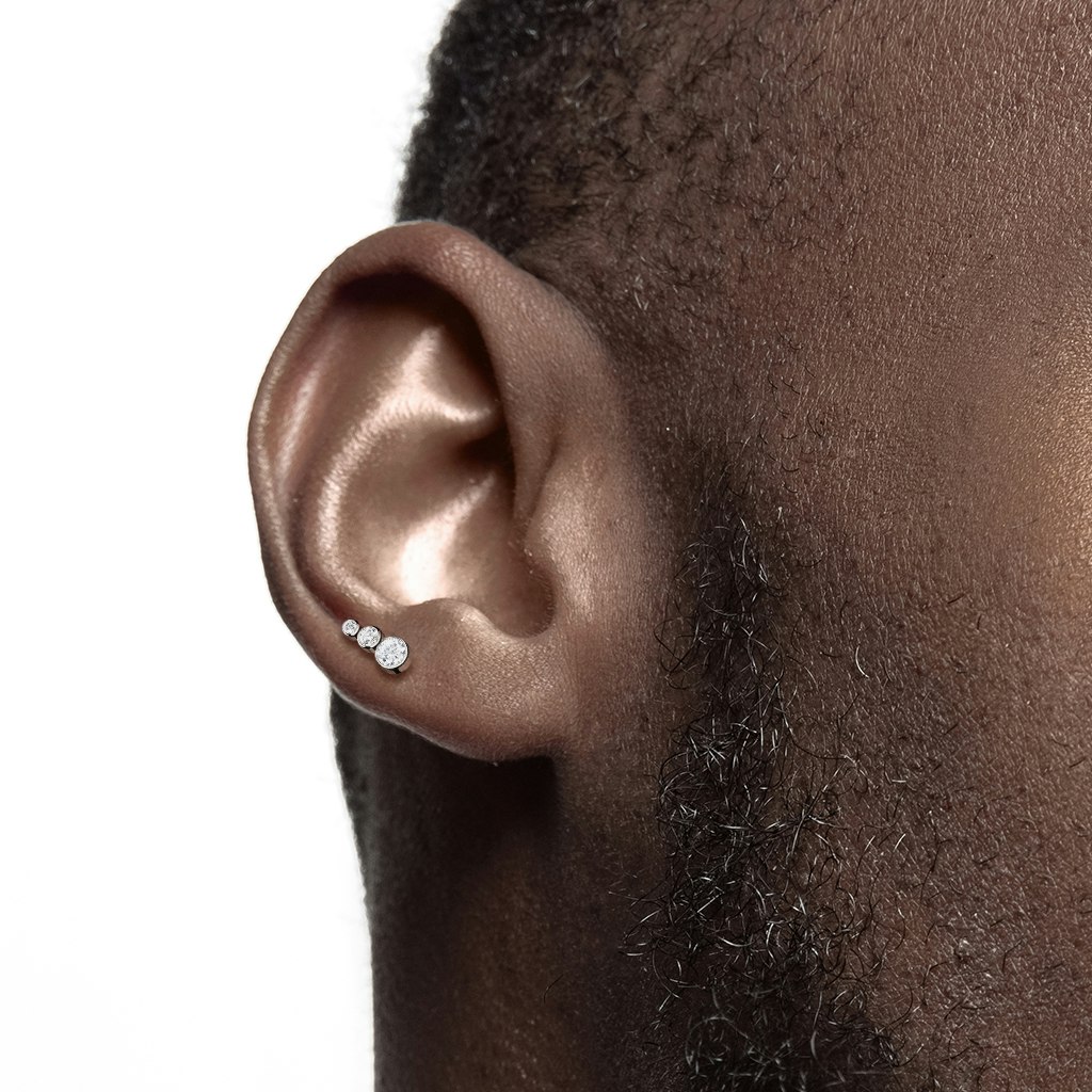 Labret / flat back piercing i titanium 1,2mm - Tre kubisk zirconia i ökande storlek