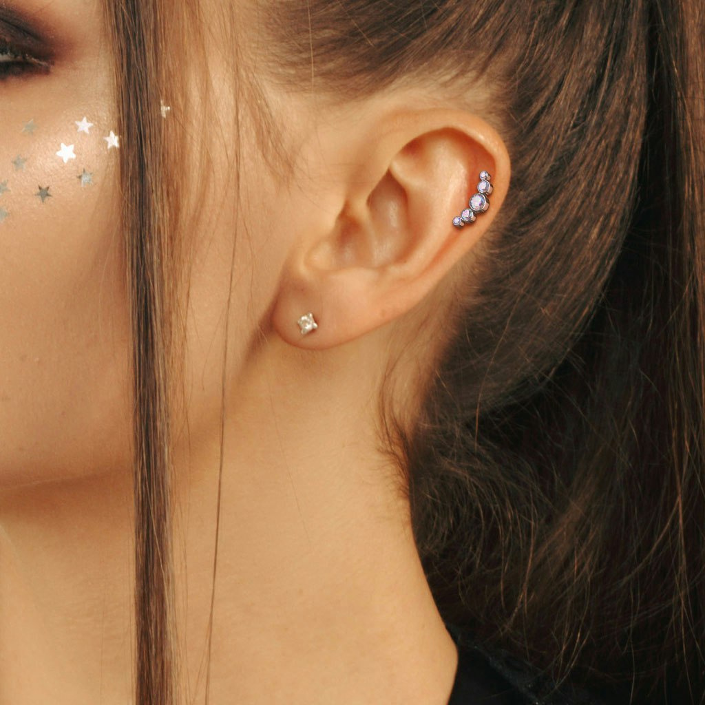 Labret / flat back piercing i titanium 1,2mm - Kurvtopp med fem runda kubisk zirconia