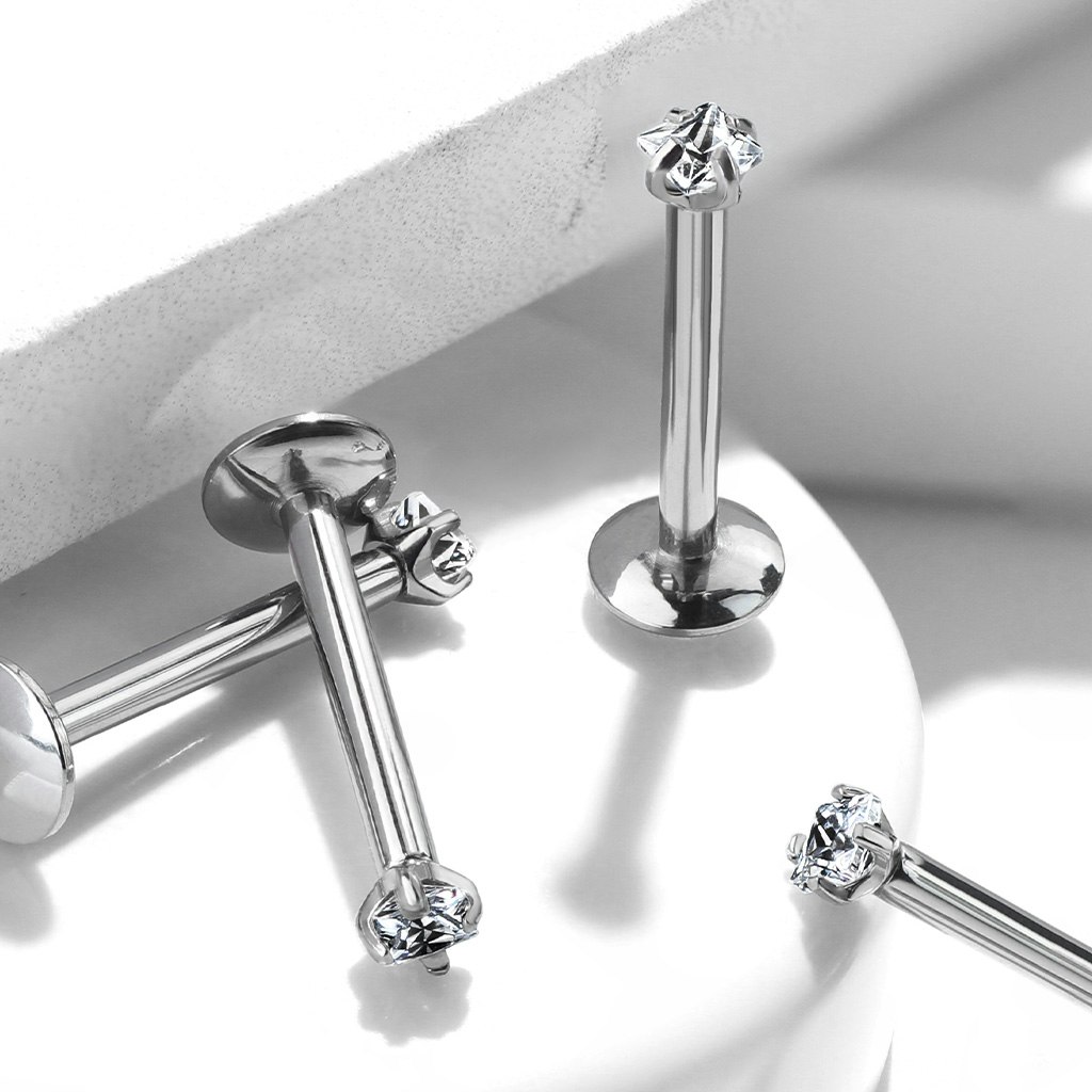 Labret / flat back piercing i titanium 1,2mm med fyrkantig kubisk zirconia