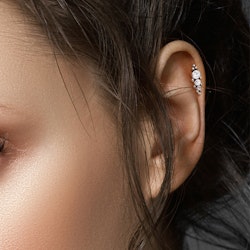 Labret / flat back piercing i titanium 1,2mm - Kluster med tre kubisk zirconia i ökande storlek