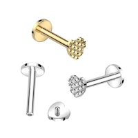 Labret / flat back piercing i titanium 1,2mm - Hjärtformad mönstrad topp