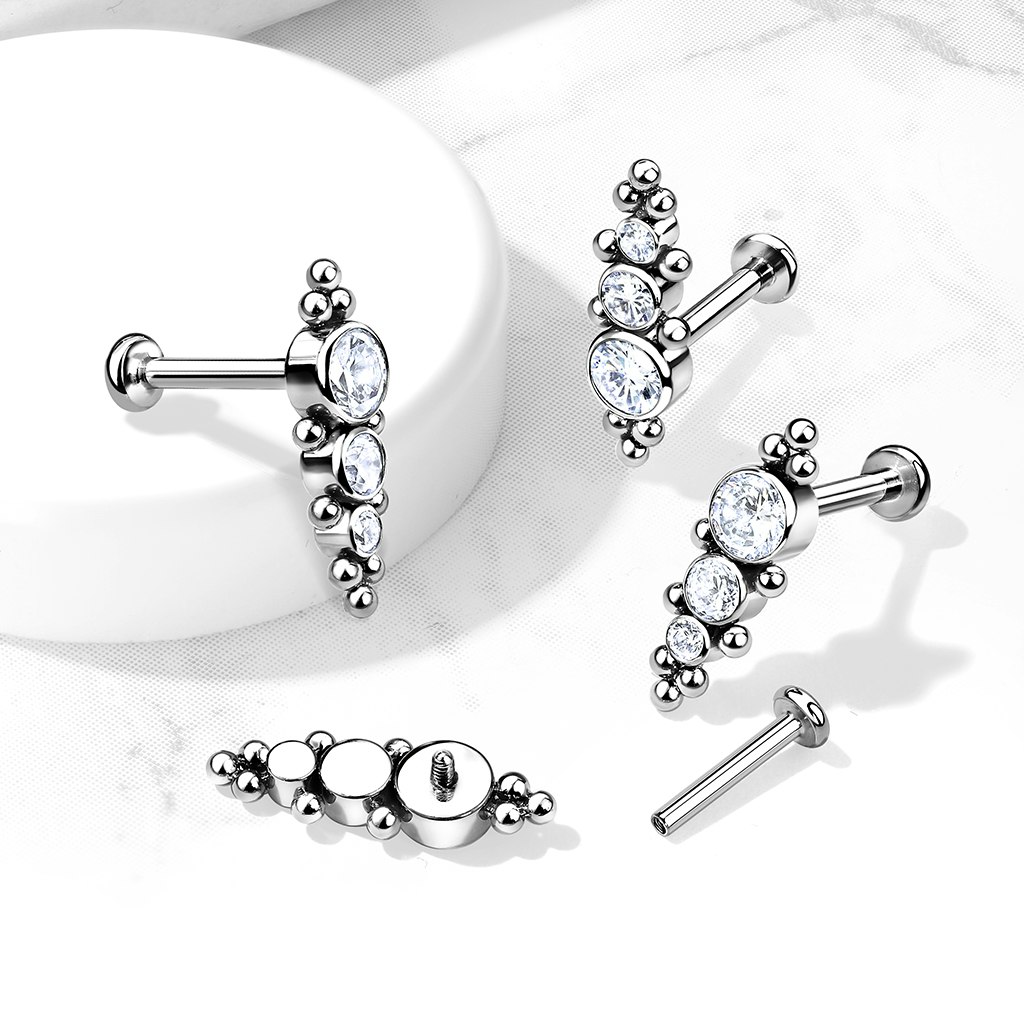 Labret / flat back piercing i titanium 1,2mm - Kluster med tre kubisk zirconia i ökande storlek