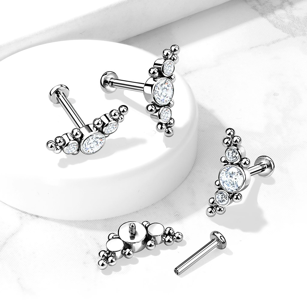 Labret / flat back piercing i titanium 1,2mm - Kluster med bollar och tre kubisk zirconia