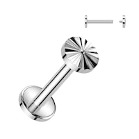 Labret / flat back piercing i titanium 1,2mm med diamantpräglad rund topp