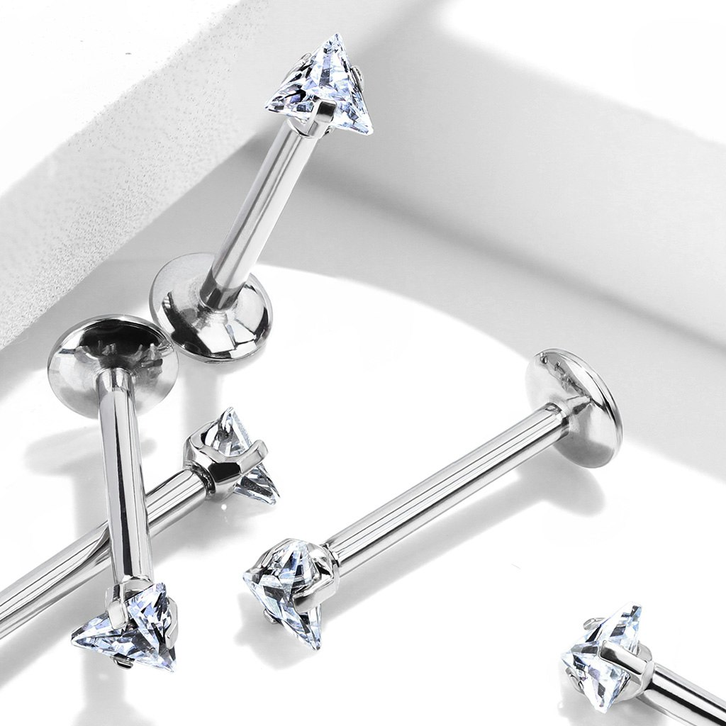 Labret / flat back piercing i titanium 1,2mm med triangelformad kubisk zirconia