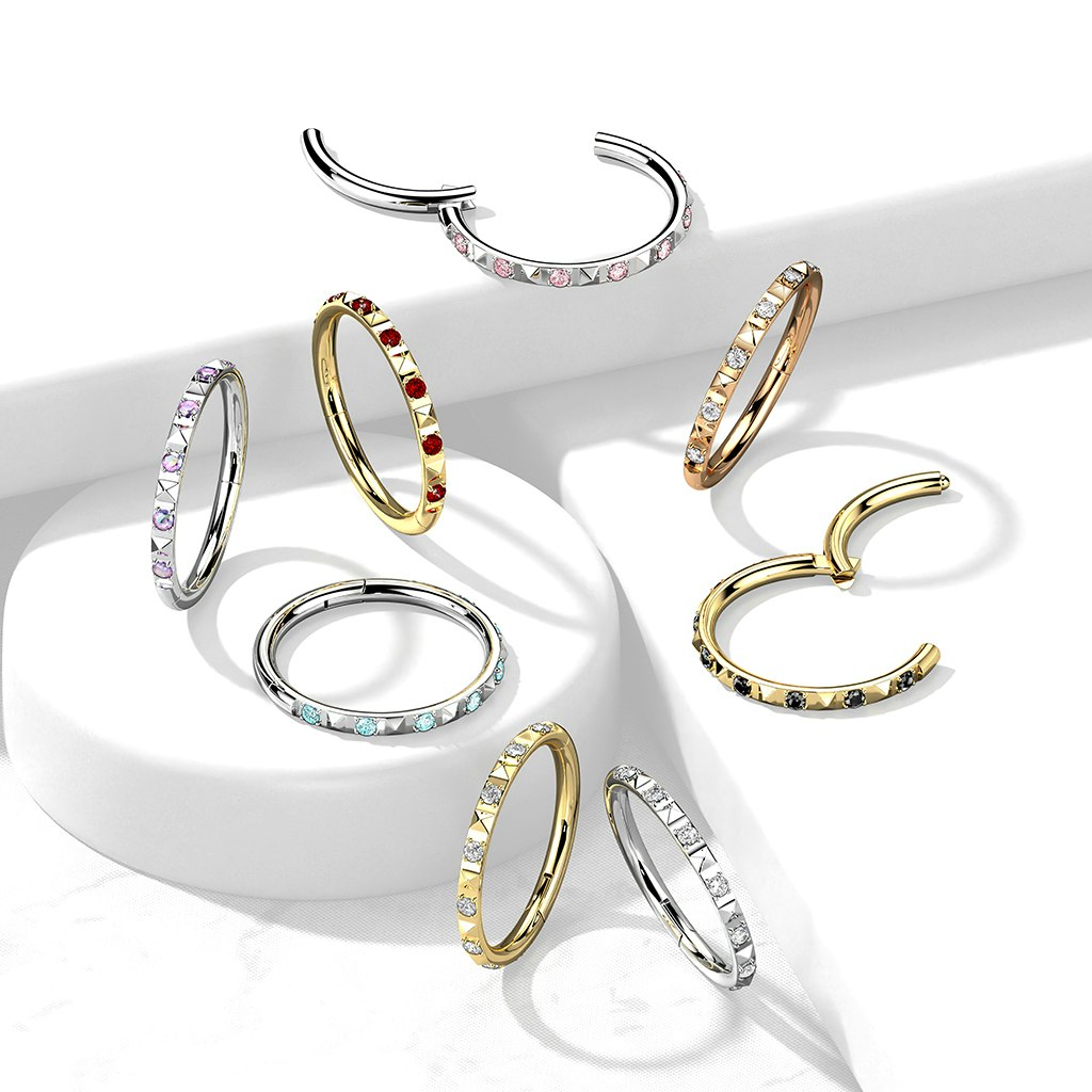 Clicker ring i titan 1,2mm med pyramidslipad ytterkant och kubisk zirconia