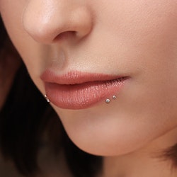 Labret / Flat back piercing threadless i titanium 0,8mm med 2mm kula