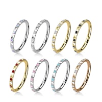 Clicker ring i titan 1,2mm med pyramidslipad ytterkant och kubisk zirconia