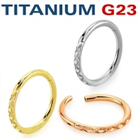 Clicker ring i titanium 1,2mm med diamantpräglad ytterkant