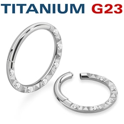 Clicker ring i titanium med frontad diamantprägling och kubisk zirconia