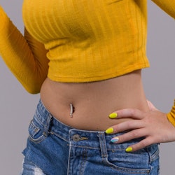 Navelsmycke banana 1,6mm drop down med 8st fyrkantiga kubisk zirconia