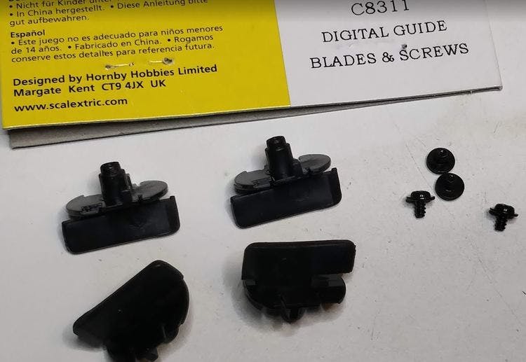 Scalextric C8311- Digital Guide Blade & screws (4x)