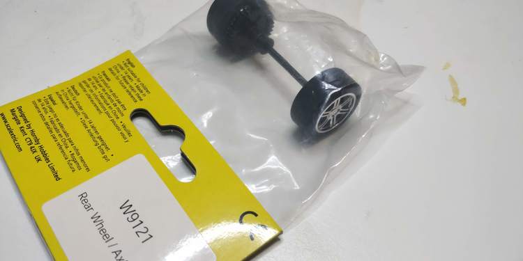 Scalextric W9121 -Nissan Drift Car - Front Axle Assembly