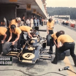 1975 - Zeltweg, Österrikes GP - Ronnie i Lotus 72. Foto 20 x 30 cm
