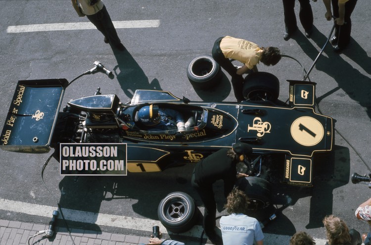 1974 Argentinas GP - Ronnie i Lotus 72 från depåtak - Canvastavla i format 75x100 cm