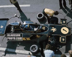 1974 Argentinas GP - Ronnie i Lotus 72 från depåtak - Canvastavla i format 75x100 cm