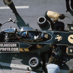 1974 Argentinas GP - Ronnie i Lotus 72 från depåtak - Canvastavla i format 75x100 cm