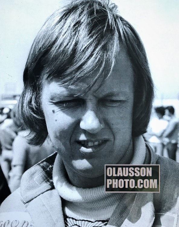 Ett porträtt av Ronnie Peterson i svartvitt från mitten av 70-talet - format 24 x 30 cm