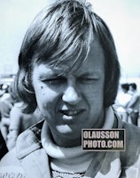 Ett porträtt av Ronnie Peterson i svartvitt från mitten av 70-talet - format 24 x 30 cm