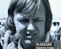 Ett porträtt av Ronnie Peterson i svartvitt från mitten av 70-talet - format 24 x 30 cm