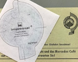 Gammalt Nürburgring-material i original: dekaler, biljetter, vykort, bankvitton