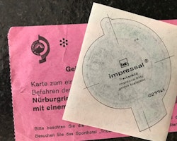 Gammalt Nürburgring-material i original: dekaler, biljetter, bankvitton - 6 delar