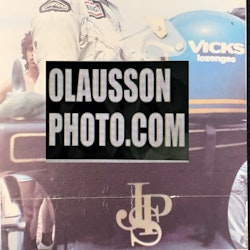 Ronnie Peterson miniposter - Argentina '73 i Lotusdebuten - 26x48 cm, monterad