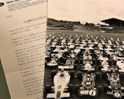 100 GP racers till start - Ford press release, eng. text - fint, unikt foto i format 20 x 26 cm