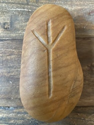 Algiz-runa (för kraft och beskydd ) ristad av Andreas