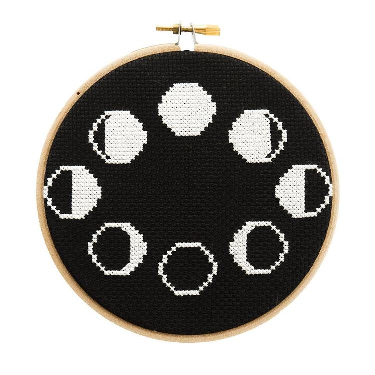 Junebug and Darlin - Broderikit Tavla - Moon Phases