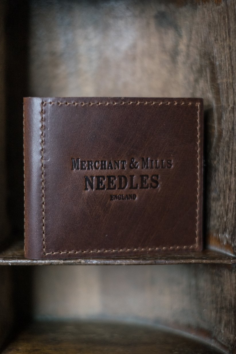 Merchant & Mills Leather Needle Wallet - nålbrev i läder med nålar och sax