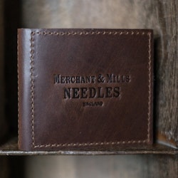 Merchant & Mills Leather Needle Wallet - nålbrev i läder med nålar och sax