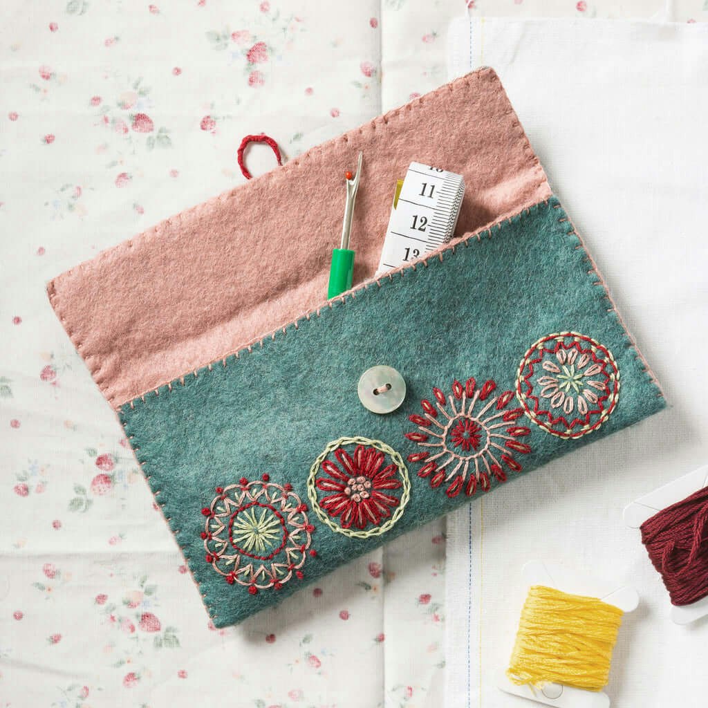 Corinne Lapierre - Felt Sewing Pouch - kit för att sy en väska i filtsömnad