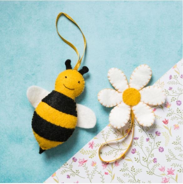 Corinne Lapierre - Bee & Flower Felt Craft kit - kit för filtsömnad