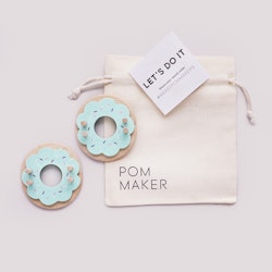 Pom Maker Donut Blue Frost - ljusblått pom-pom-verktyg munk i trä (Medium)