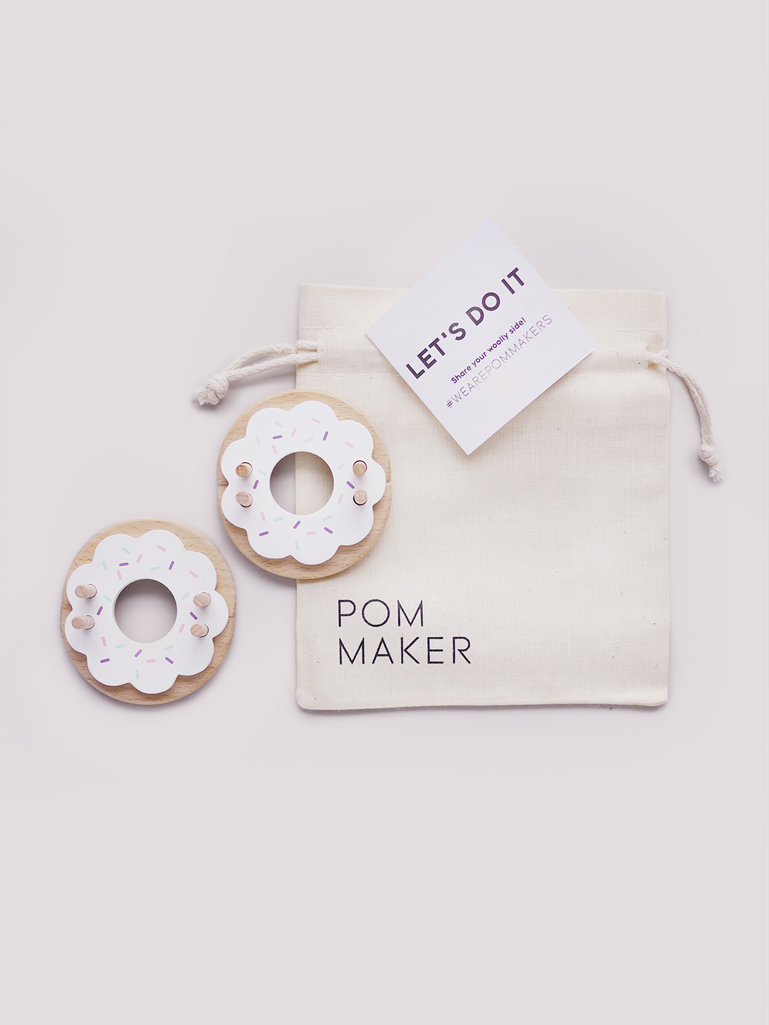 Pom Maker Donut Vanilla - vitt pom-pom-verktyg munk i trä (Medium)