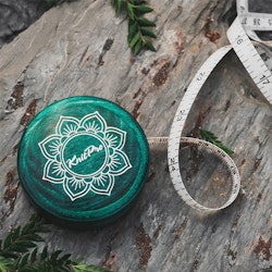 Knitpro Mindful Retractable Wooden Tape - måttband i trädosa