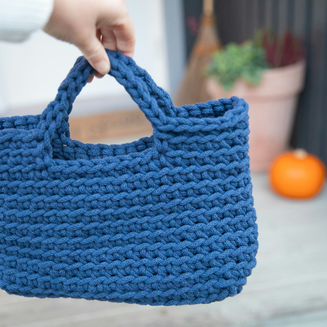 virkad väska "Chatarina" i flätat bomullsgarn Bobbiny Premium design Halls hantverk
