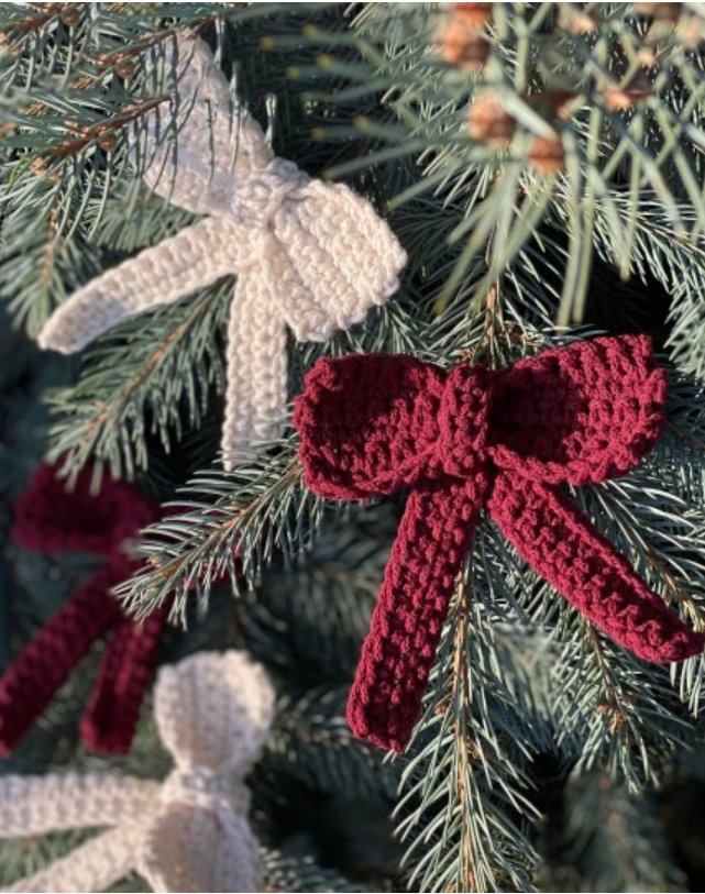 Virkmönster Bobbiny "Holiday Crochet Bow" - virkade rosetter i flätat bomullsgarn