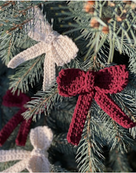 Virkmönster Bobbiny "Holiday Crochet Bow" - virkade rosetter i flätat bomullsgarn