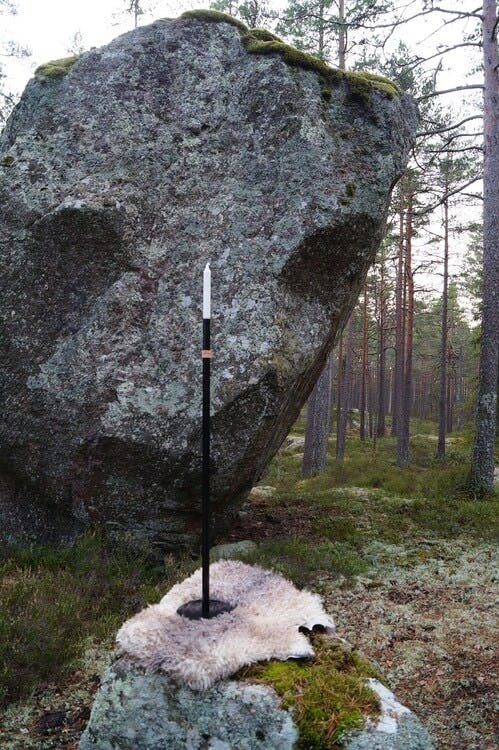 Handgjord ljusstake Höge Herr'n 100cm. Svart halvmatt med läderband