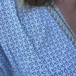Kjole Annie, lyseblått paisleymønster - Cosy House